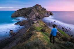 Turista em San Juan Gaztelugatxe, País Basco