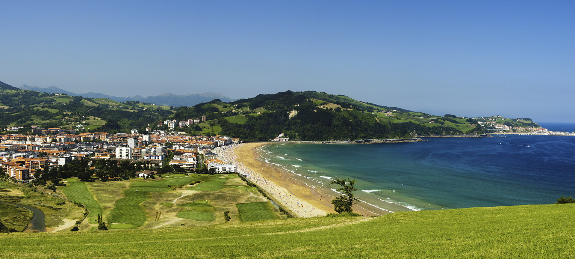 Panoramablick auf Zarautz (Gipuzkoa, Baskenland)