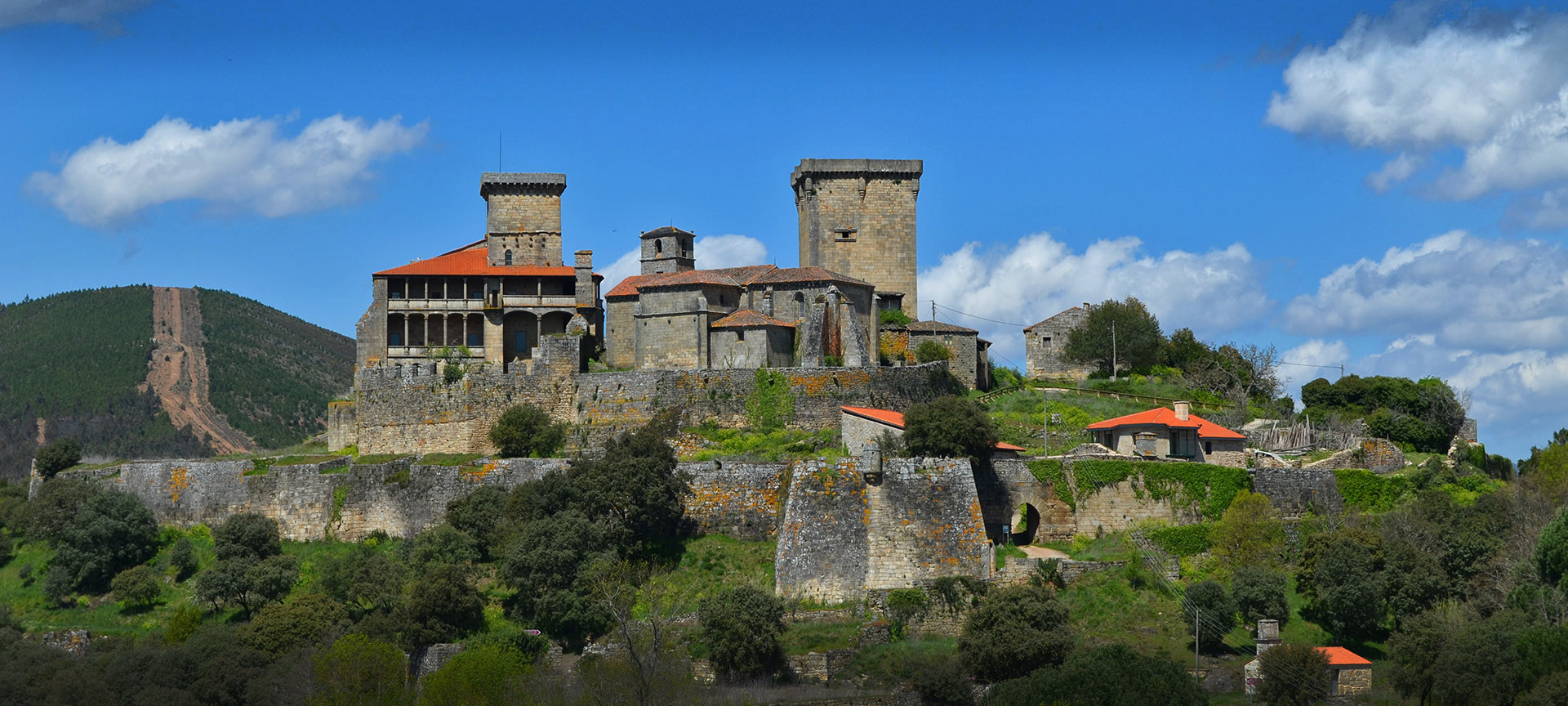 Vista externa do Parador de Castillo de Monterrei Vista externa do Parador de Castillo de Monterrei