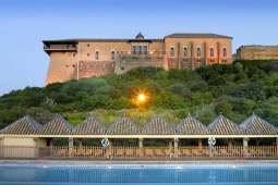 Vista externa e da piscina do Parador de Carmona
