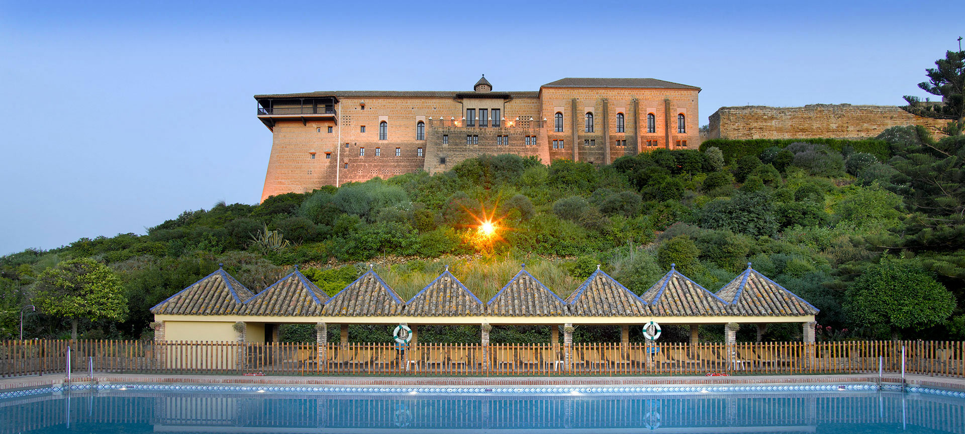 Parador de Carmona の外観とプール