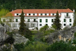Vista externa e do entorno do Parador de Cazorla