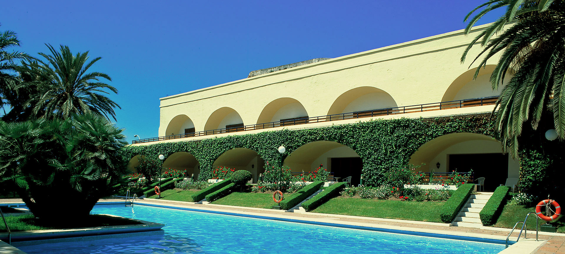 Vista externa e da piscina do Parador de Ceuta