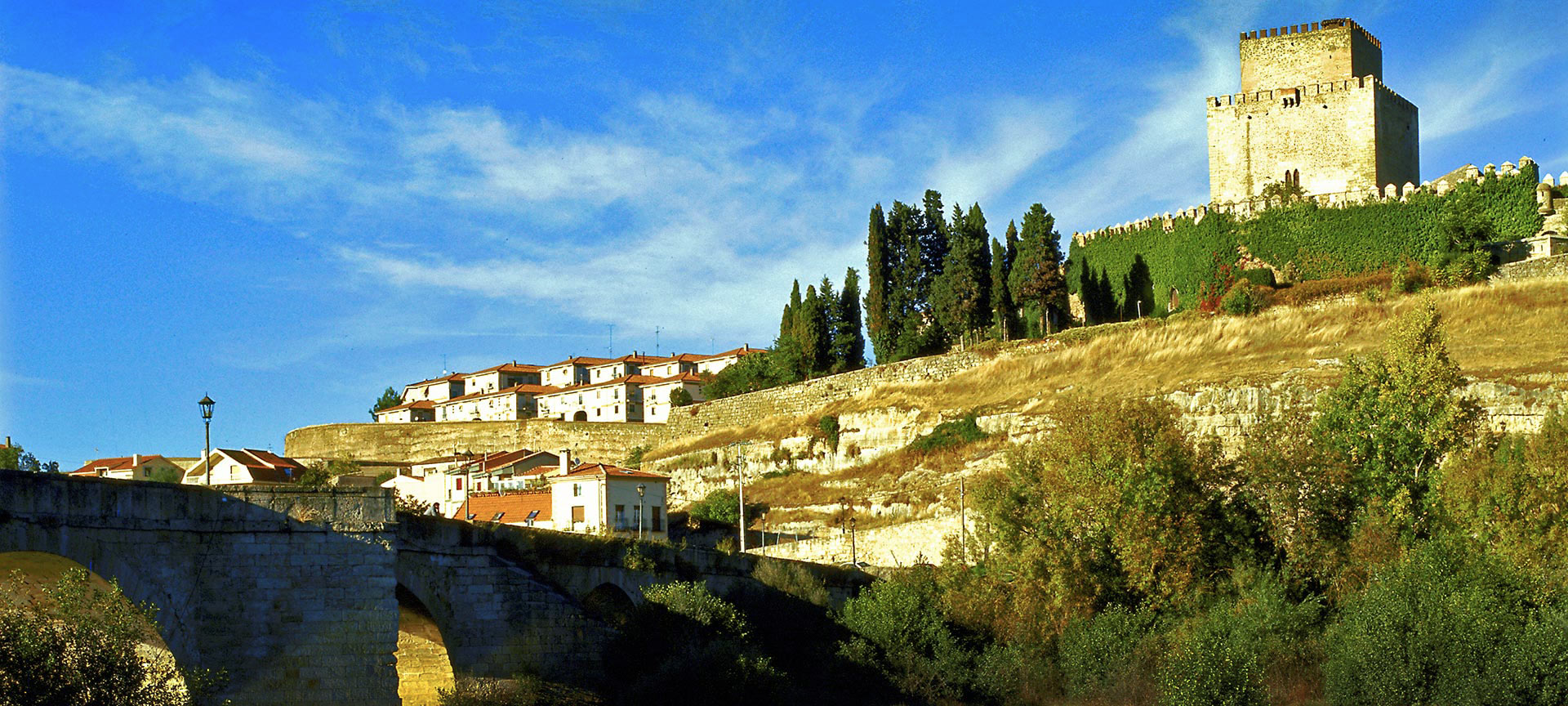 Parador de Ciudad Rodrigo の外観と周囲の眺め
