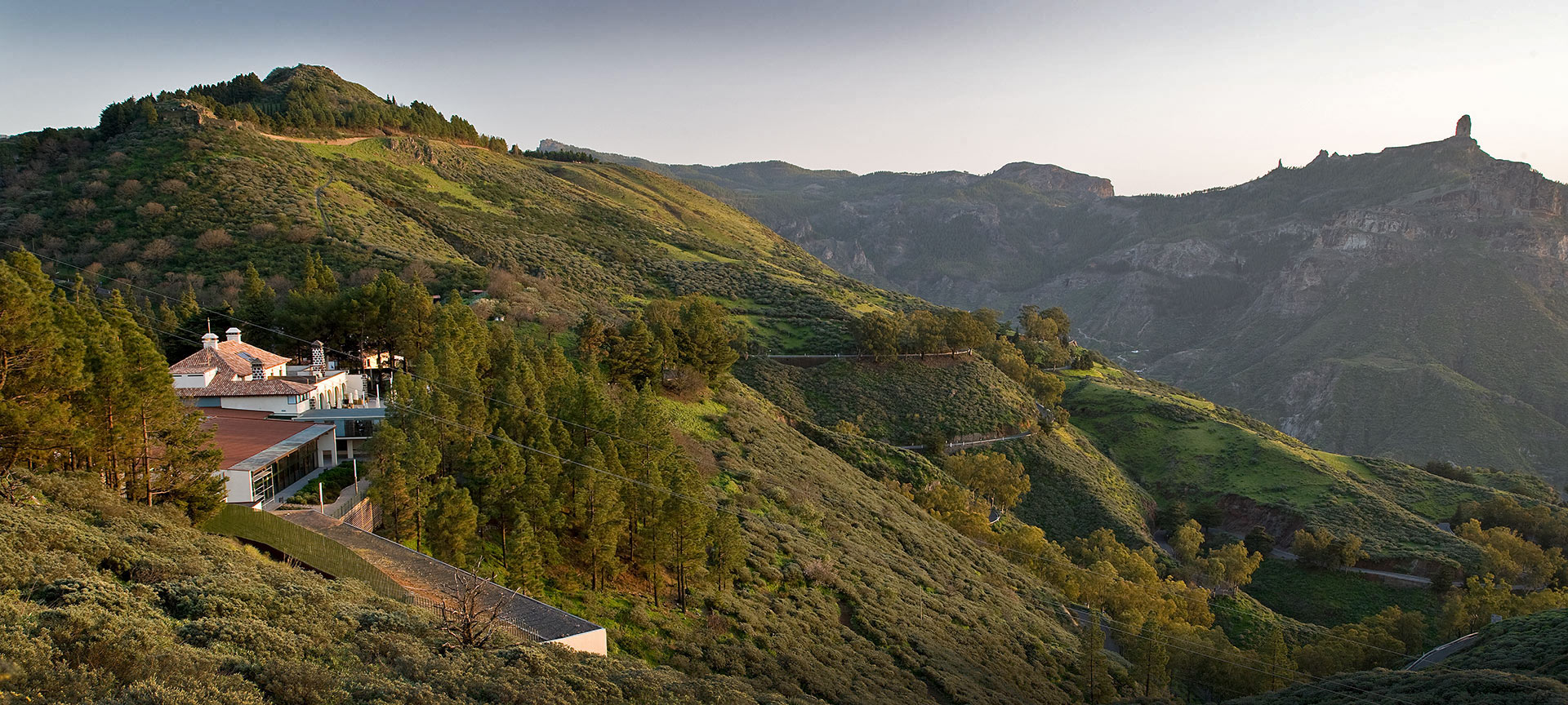 Vista del exterior y entorno del Parador de Cruz de Tejeda