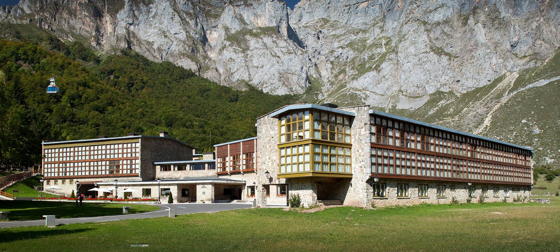 Parador de Fuente Dé, widok z zewnątrz Parador de Fuente Dé, widok z zewnątrz