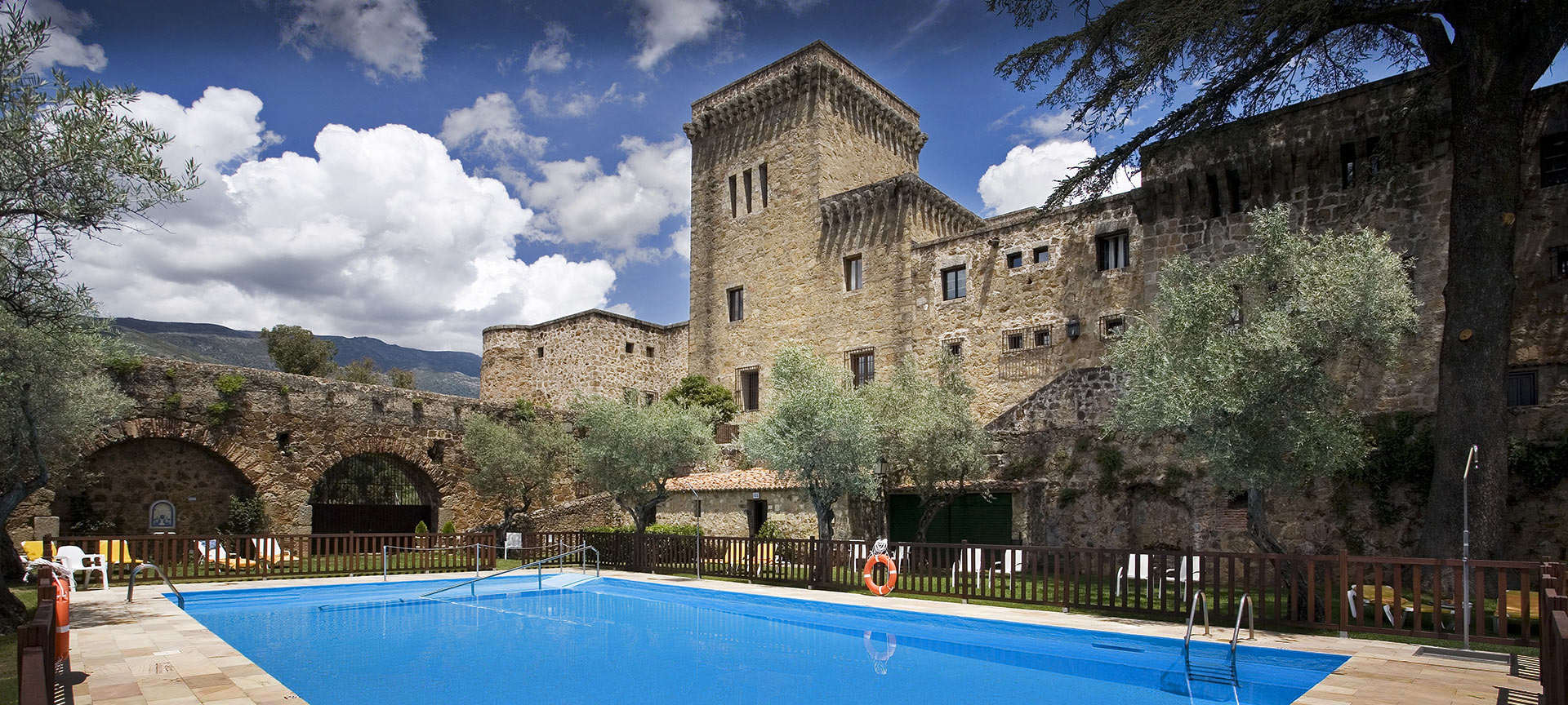 Parador de Jarandilla de la Vera の外観とプール