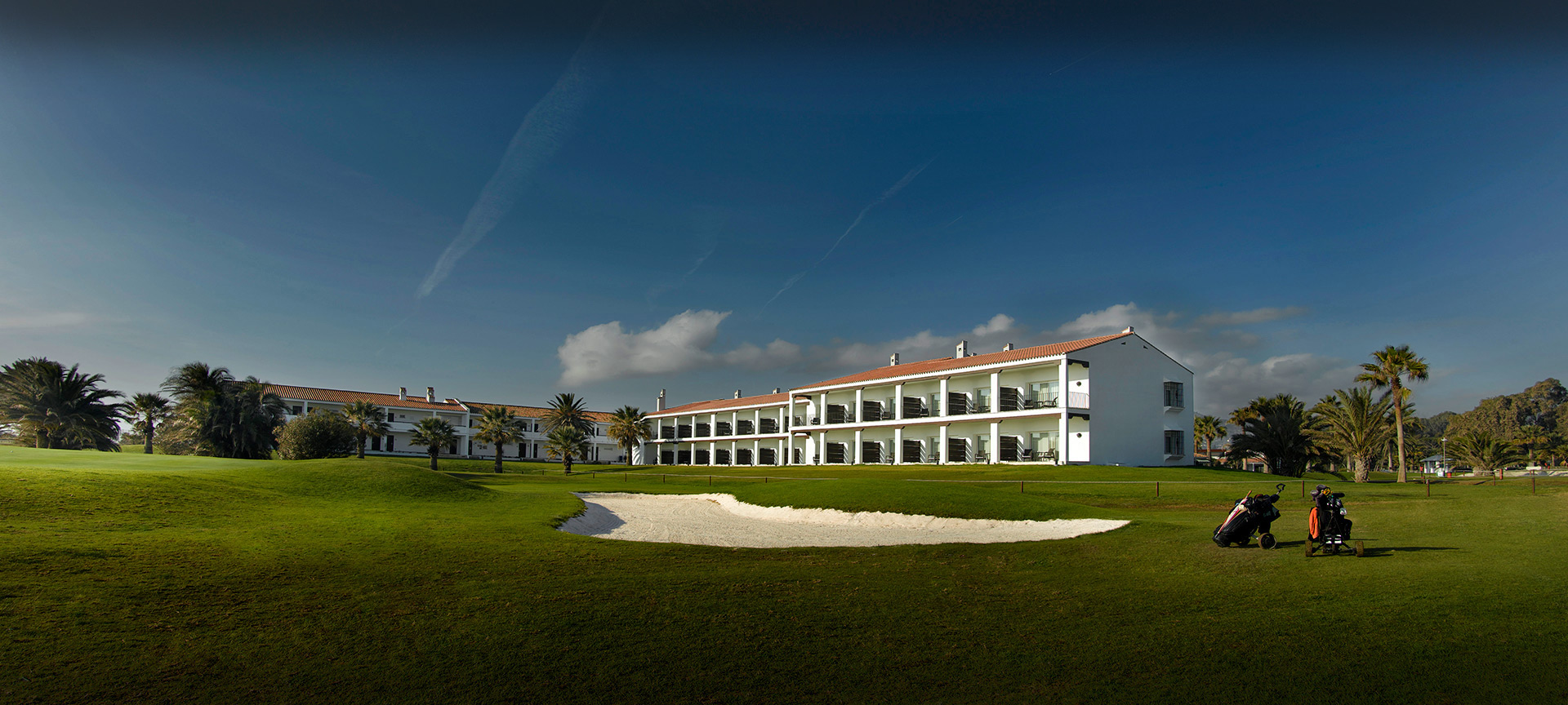 Здание и бассейн отеля-парадора Málaga Golf