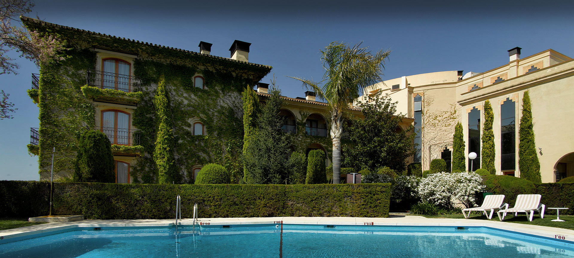 Parador de Ronda の外観とプール