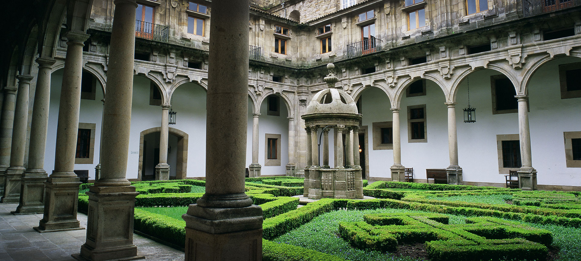 Parador de Santiago de Compostela の中庭の景観