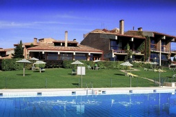 Vista externa e da piscina do Parador de Segovia