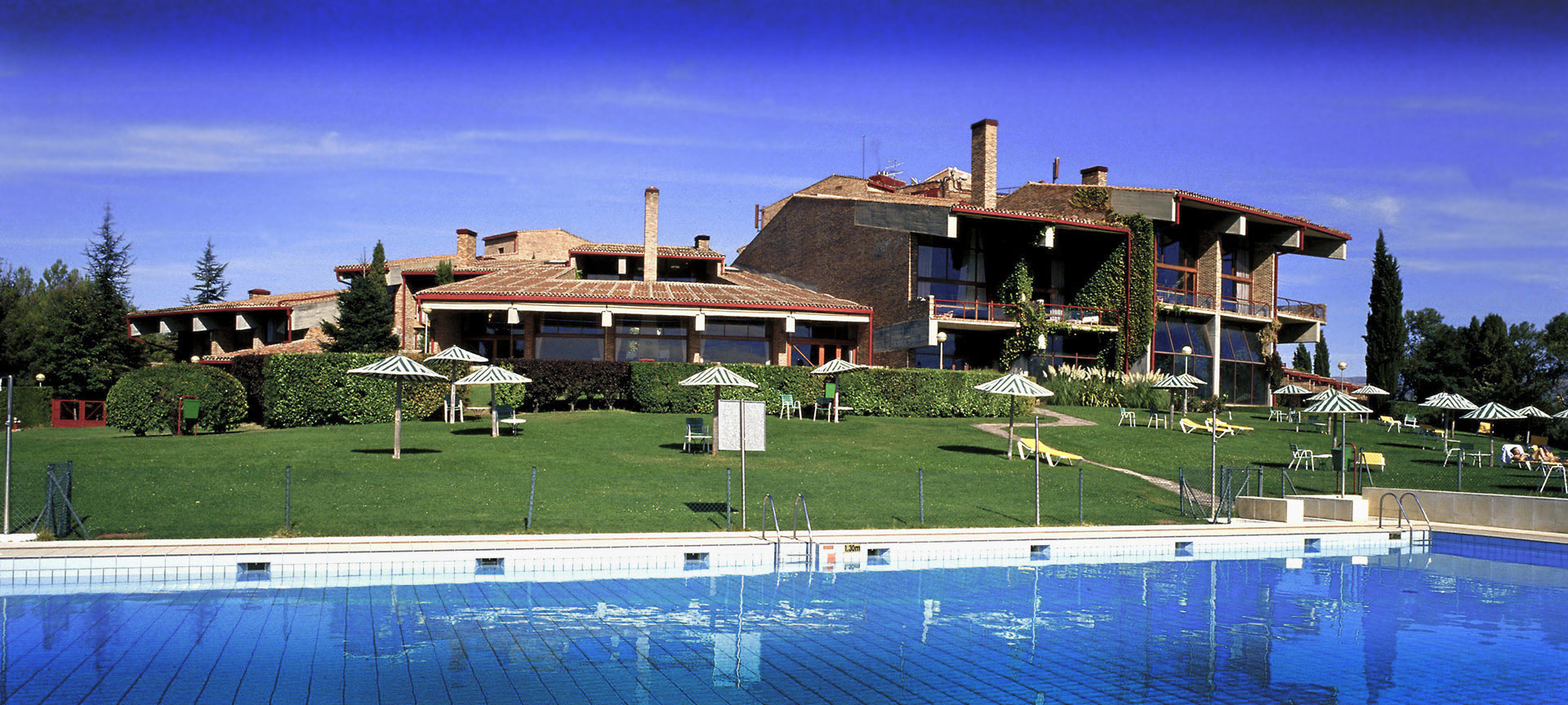 Parador de Segovia, widok na zewnątrz i basen