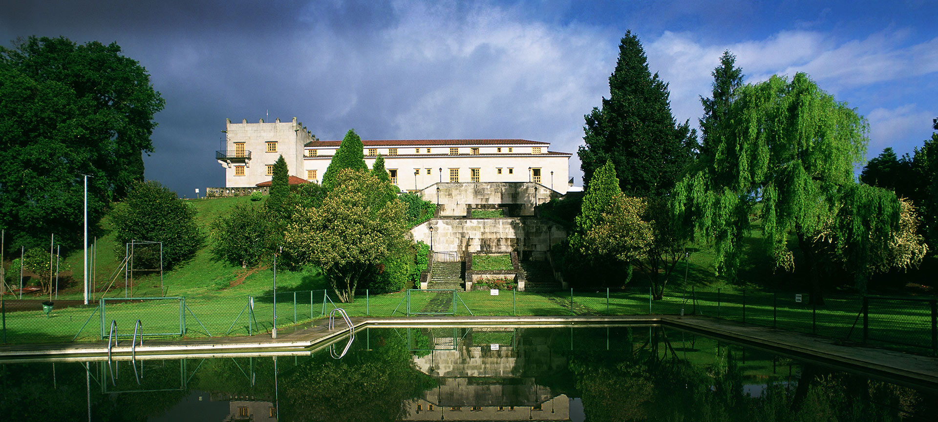 Vista externa e da piscina do Parador de Tui