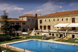 Vista externa e da piscina do Parador de Zamora