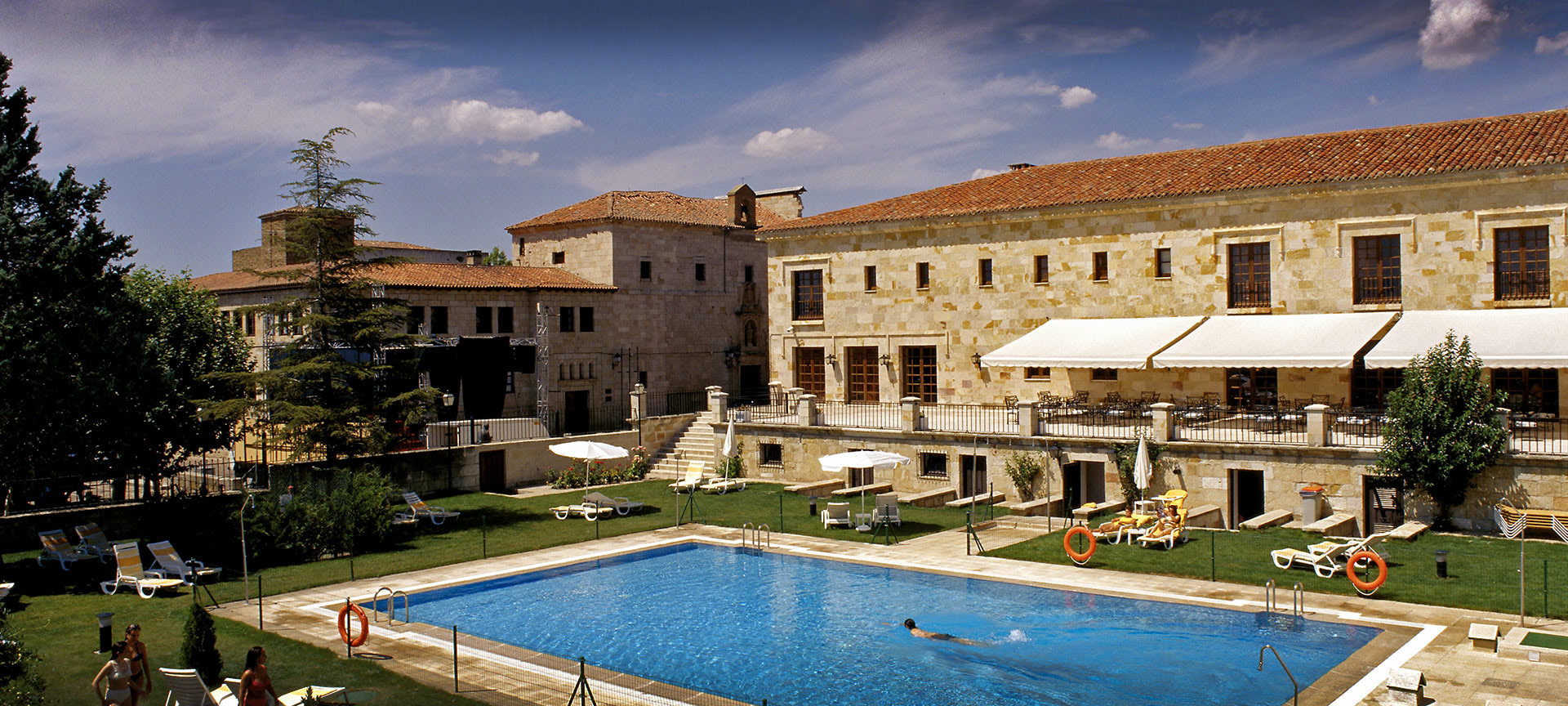 Vista externa e da piscina do Parador de Zamora
