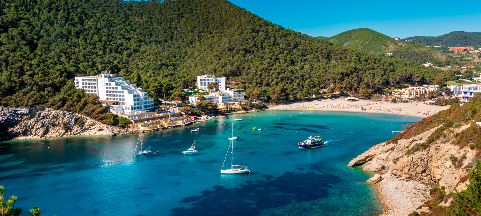 Praia de Cala Llonga de Santa Eulària des Riu, em Ibiza, Ilhas Baleares