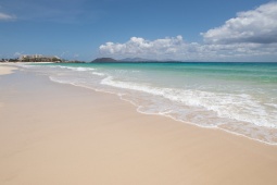 Plaża El Caserón w Corralejo na Fuerteventurze, Wyspy Kanaryjskie