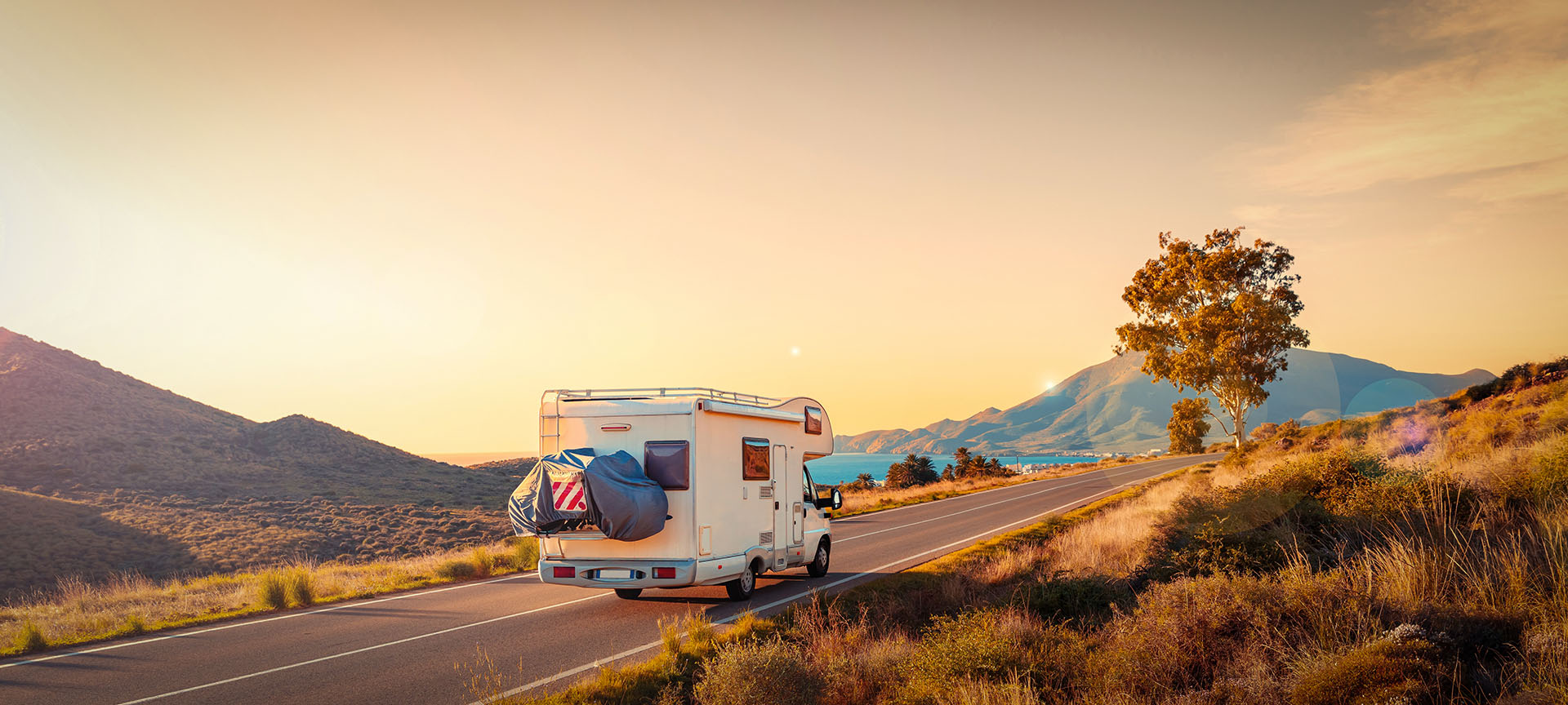Motorhome em um trecho costeiro Motorhome em um trecho costeiro