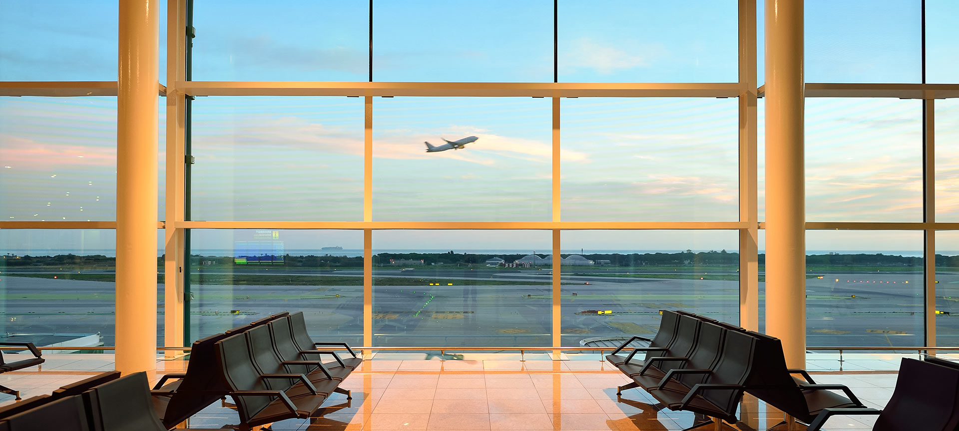 A plan takes off from El Prat. Barcelona Airport
