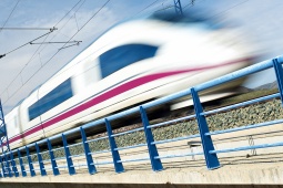 アランディガ高架橋を通過するマドリード・バルセロナ間の高速鉄道列車。サラゴサ