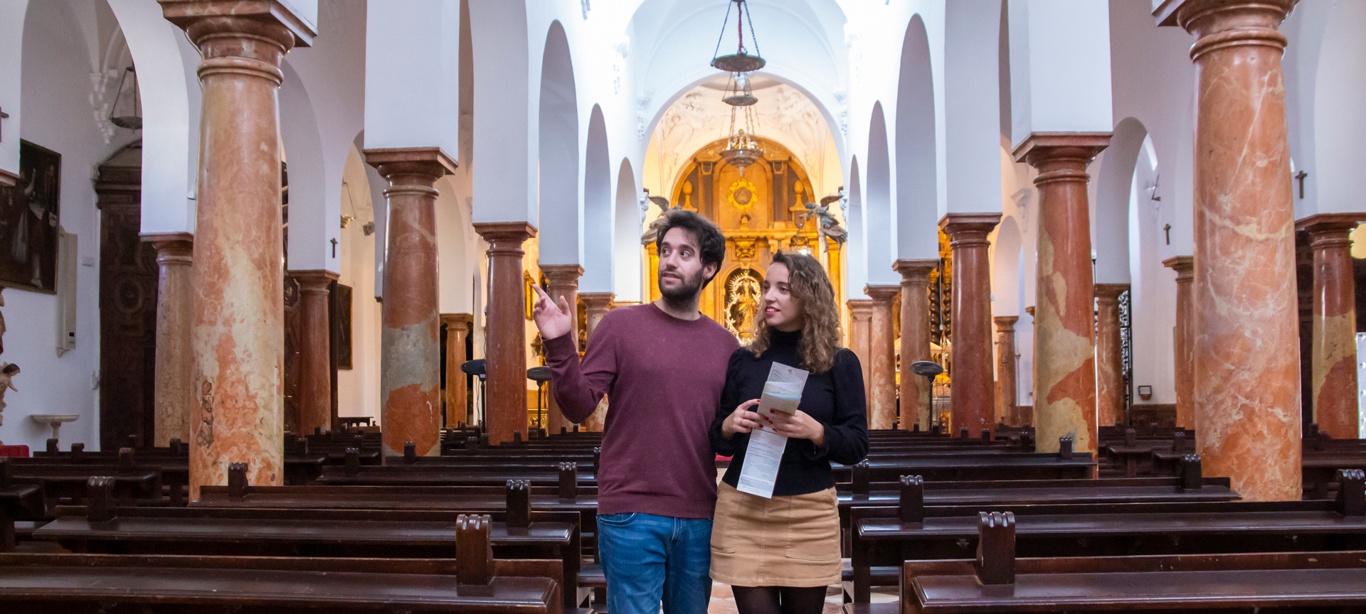 Turistas visitando a Igreja Asunción y Ángeles de Cabra, em Córdoba, Andaluzia