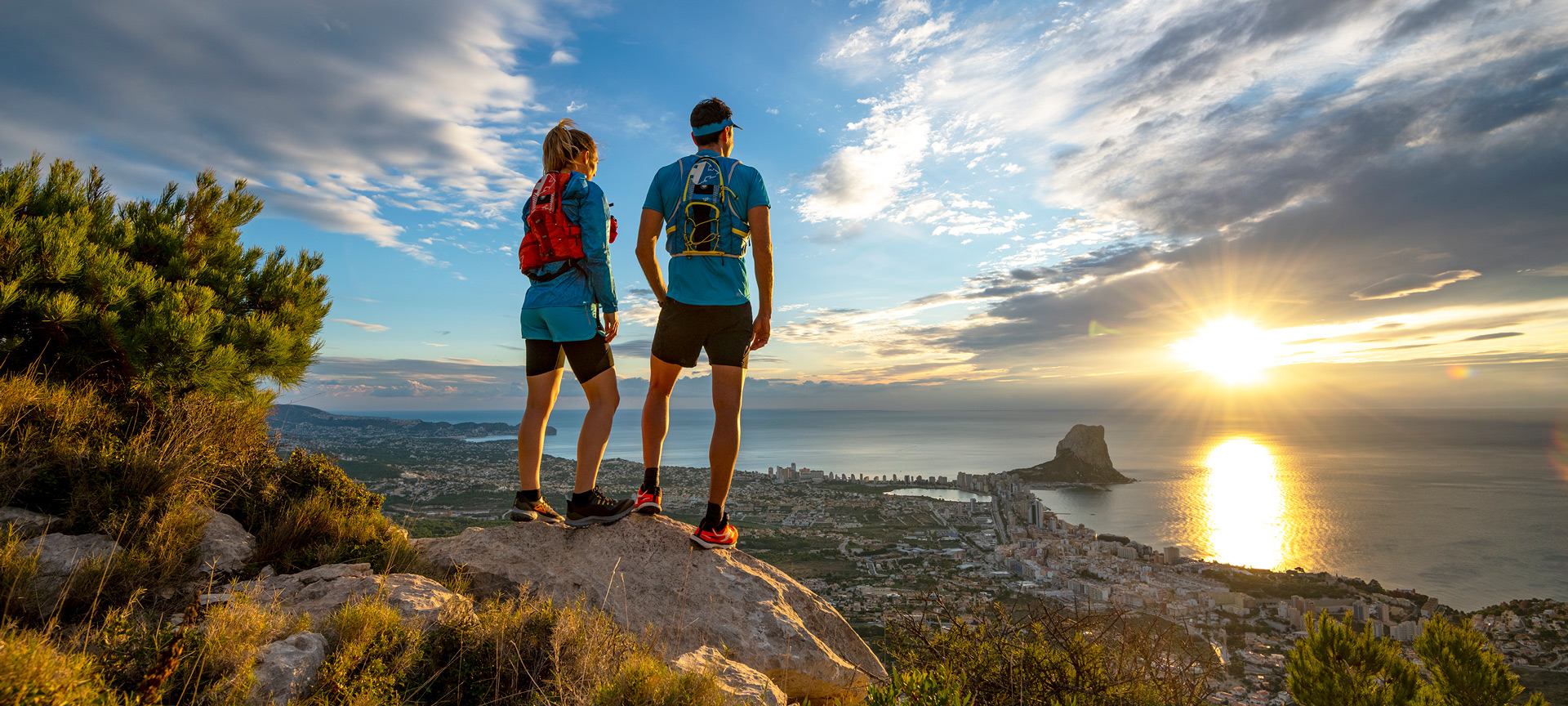 Pareja contemplando una vista aérea de Calpe en Alicante, Comunidad Valenciana Pareja contemplando una vista aérea de Calpe en Alicante, Comunidad Valenciana