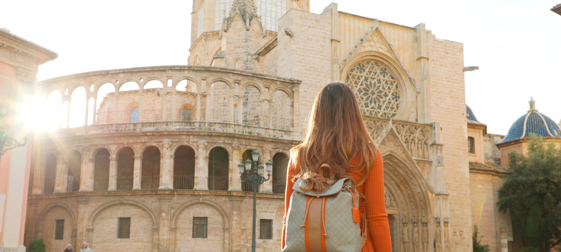 Chica observando la catedral de Valencia