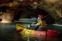 Un turista pratica speleokayak nelle Coves de Sant Josep de la Vall d'Uixó a Castellón, Comunità Valenciana