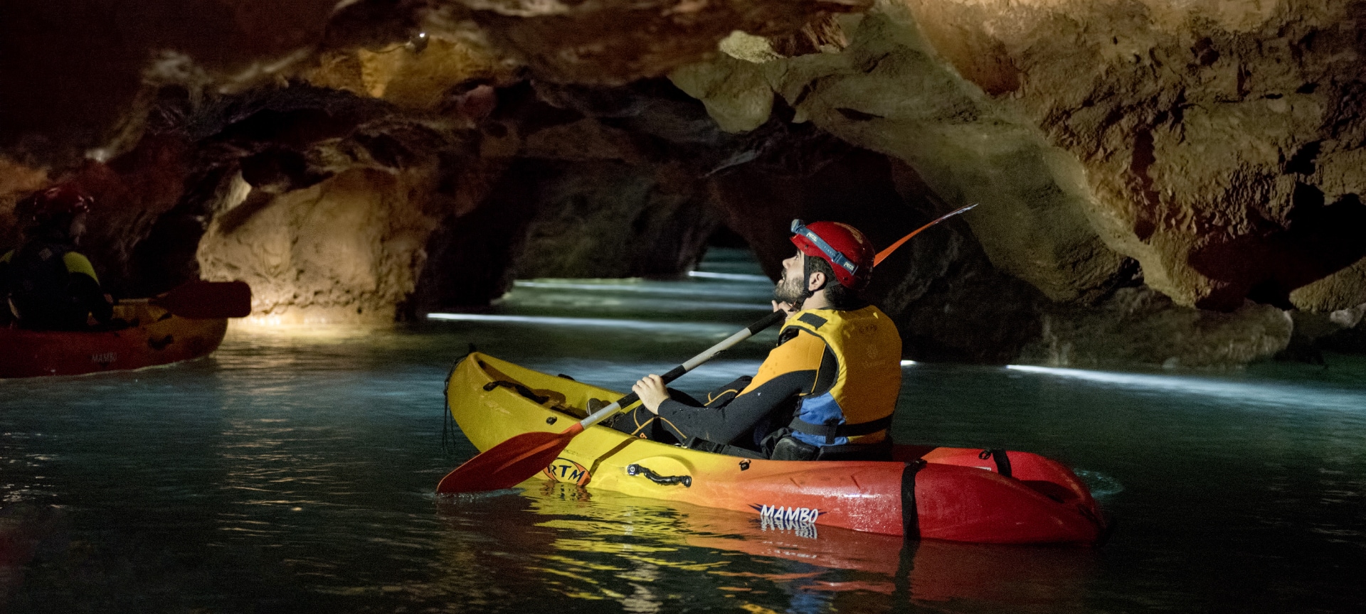 Turista praticando “espeleo-caiaque” nas cavernas de Sant Josep de La Vall d'Uixó, em Castellón, na Comunidade Valenciana Turista praticando “espeleo-caiaque” nas cavernas de Sant Josep de La Vall d'Uixó, em Castellón, na Comunidade Valenciana