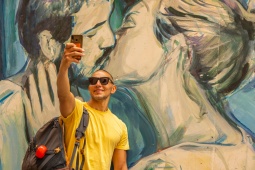 Turista tirando uma selfie em um grafite em Valência, Comunidade Valenciana