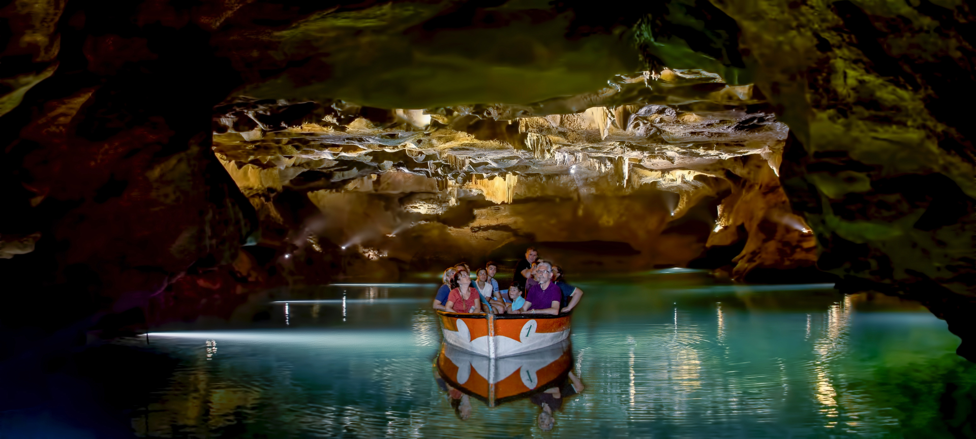 Turistas admirando as Grutas de San José de La Vall Dúixó em Castellón, Comunidade Valenciana