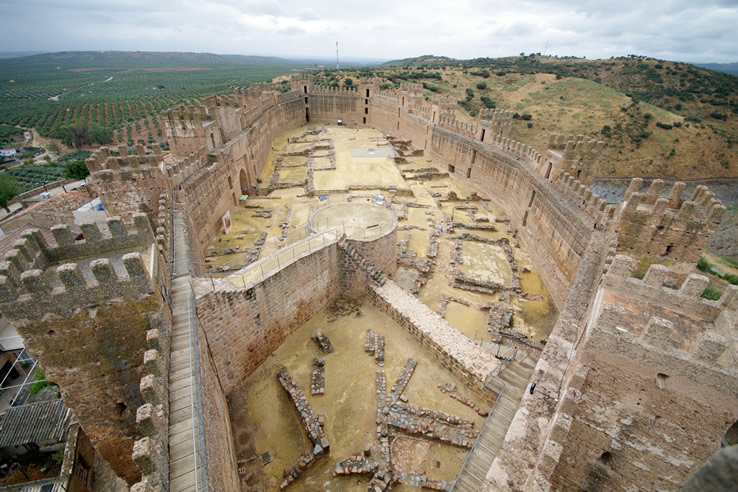 Ruinas del castillo de Baños de la Encina. Jaén Ruinas del castillo de Baños de la Encina. Jaén