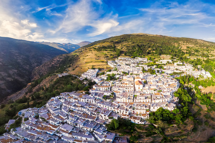 Capileira, w rejonie La Alpujarra (Grenada, Andaluzja) Capileira, w rejonie La Alpujarra (Grenada, Andaluzja)