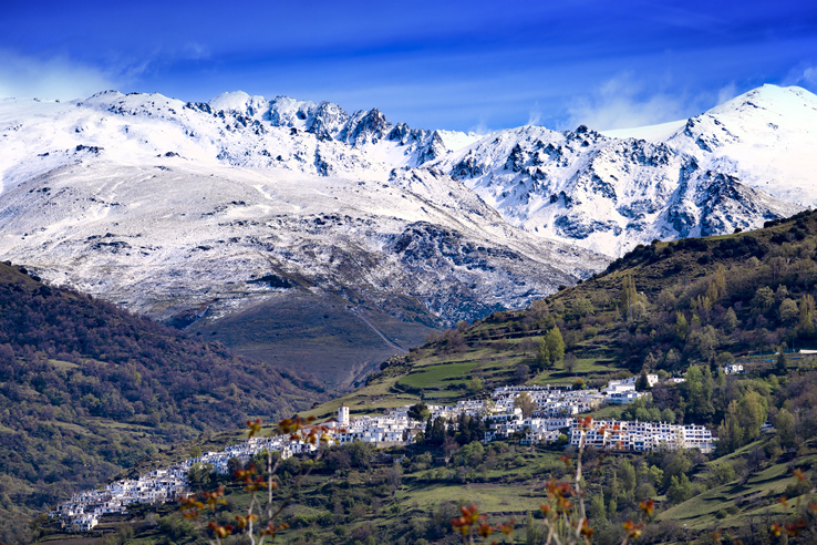Capileira, w rejonie La Alpujarra (Grenada, Andaluzja) Capileira, w rejonie La Alpujarra (Grenada, Andaluzja)