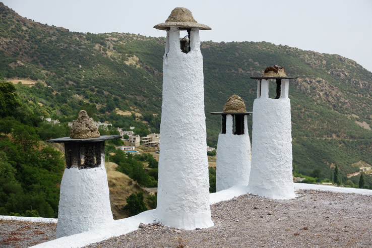 Typowe kominy w Capileira, w rejonie La Alpujarra (Grenada, Andaluzja) Typowe kominy w Capileira, w rejonie La Alpujarra (Grenada, Andaluzja)