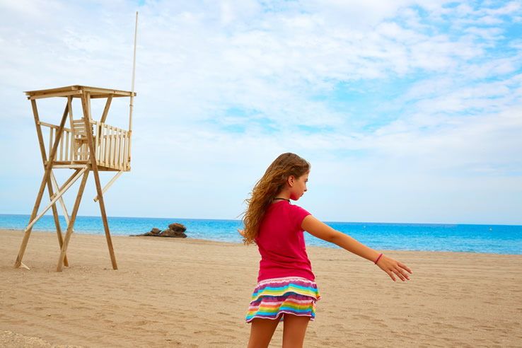 Una bambina sulla spiaggia di Mojácar, Almería, Andalusia Una bambina sulla spiaggia di Mojácar, Almería, Andalusia