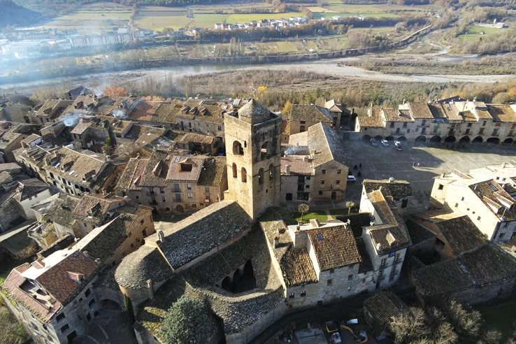 Widok z drona na miejscowość Aínsa. Huesca Widok z drona na miejscowość Aínsa. Huesca