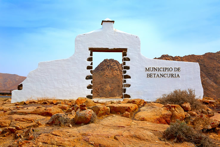 Monumento de bienvenida a Betancuria (Fuerteventura, Islas Canarias) Monumento de bienvenida a Betancuria (Fuerteventura, Islas Canarias)