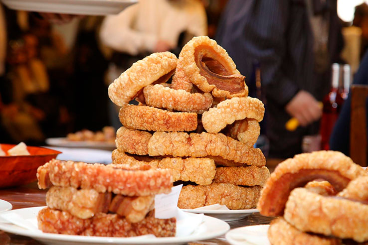 Assiette de torreznos aux fêtes de l'abattage du porc à Burgo de Osma Assiette de torreznos aux fêtes de l'abattage du porc à Burgo de Osma