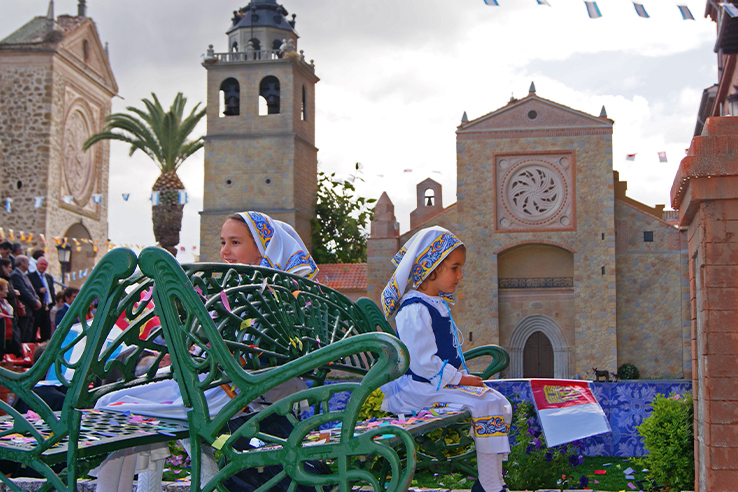 Bambine che indossano costumi regionali durante la festa di Las Mondas, a Talavera de la Reina (Toledo, Castiglia-La Mancia) Bambine che indossano costumi regionali durante la festa di Las Mondas, a Talavera de la Reina (Toledo, Castiglia-La Mancia)