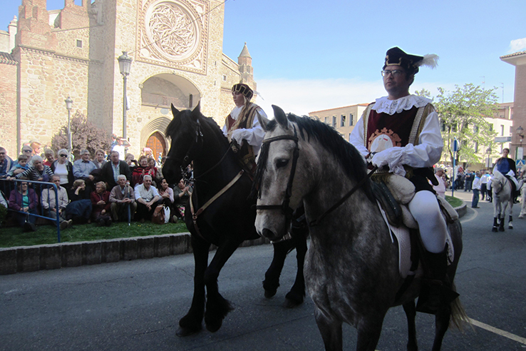 Sfilata equestre durante la festa di Las Mondas, a Talavera de la Reina (Toledo, Castiglia-La Mancia) Sfilata equestre durante la festa di Las Mondas, a Talavera de la Reina (Toledo, Castiglia-La Mancia)