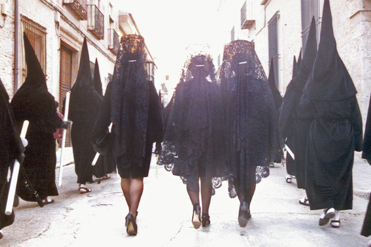 Des femmes portant la traditionnelle mantille durant une procession de la semaine sainte d’Ocaña Des femmes portant la traditionnelle mantille durant une procession de la semaine sainte d’Ocaña