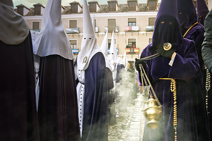 Encensoir sur la plaza mayor d’Ocaña pendant la semaine sainte Encensoir sur la plaza mayor d’Ocaña pendant la semaine sainte