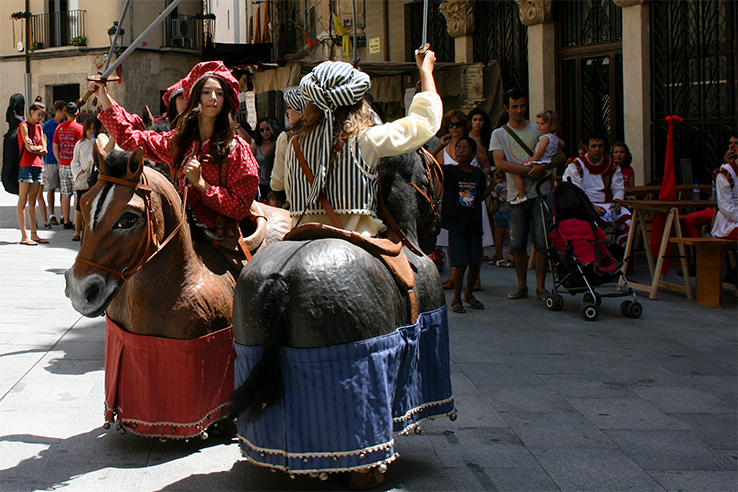 Representaciones callejeras en Tortosa (Tarragona, Cataluña) durante la Festa del Renaixement Representaciones callejeras en Tortosa (Tarragona, Cataluña) durante la Festa del Renaixement