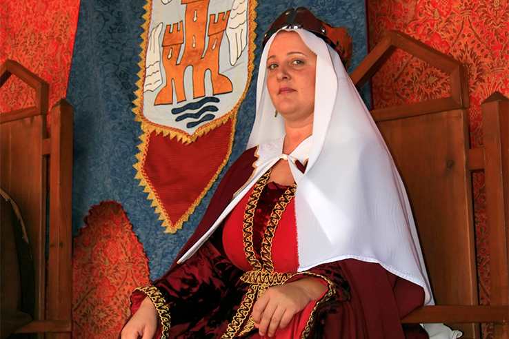 Mittelalterliche gekleidete Frau auf dem Fest »Festa da Istoria« in Ribadavia (Ourense, Galicien) Mittelalterliche gekleidete Frau auf dem Fest »Festa da Istoria« in Ribadavia (Ourense, Galicien)