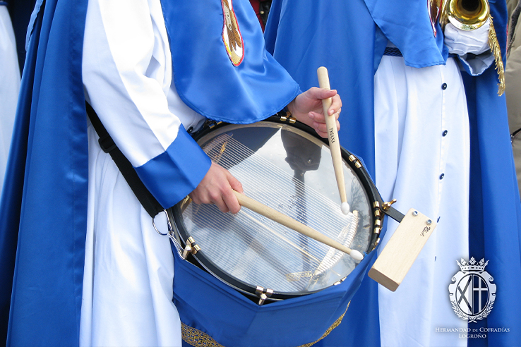 Trommel auf einer Prozession der Laienbruderschaft „Einzug des Jesu in Jerusalem“. Karwoche in Logroño (La Rioja) Trommel auf einer Prozession der Laienbruderschaft „Einzug des Jesu in Jerusalem“. Karwoche in Logroño (La Rioja)
