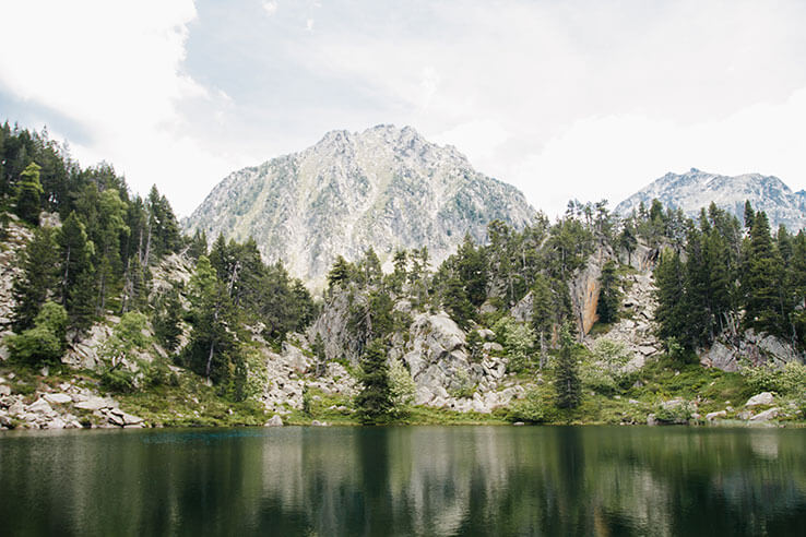 Staw w Parku Narodowym Aigüestortes i Estany de Sant Maurici Staw w Parku Narodowym Aigüestortes i Estany de Sant Maurici