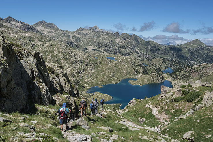 Zejście do stawu Obago w Parku Narodowym Aigüestortes i Estany de Sant Maurici Zejście do stawu Obago w Parku Narodowym Aigüestortes i Estany de Sant Maurici