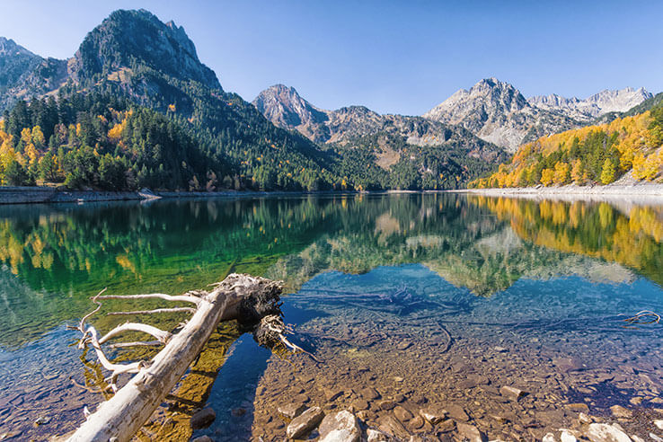 Staw w Parku Narodowym Aigüestortes i Estany de Sant Maurici Staw w Parku Narodowym Aigüestortes i Estany de Sant Maurici