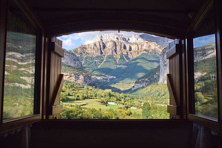Vistas al parque desde la ventana de una casa en Torla Vistas al parque desde la ventana de una casa en Torla